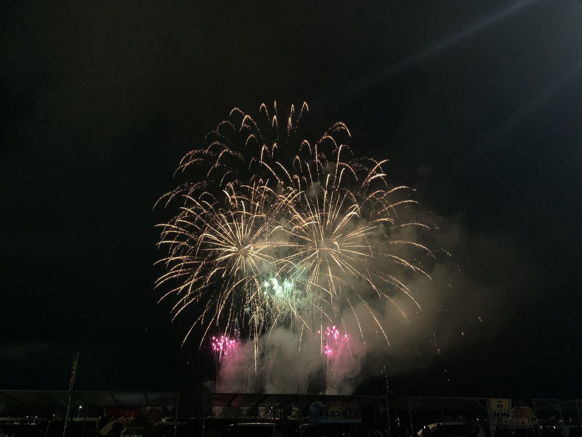 w_city_kanko's tweet photo. 【約2,000発の花火が和歌浦湾の夜空を彩ります！】
日時　10月26日（日）11時～20時
※花火・ドローンショーは19時～　
場所　和歌浦漁港

午前11時から約20店舗の屋台村がオープンします。是非、2000発の花火とドローンショーのコラボ、そしてグルメも一緒にご満喫ください！
https://t.co/CbM2bxZqIH https://t.co/uQxQqkcQXH