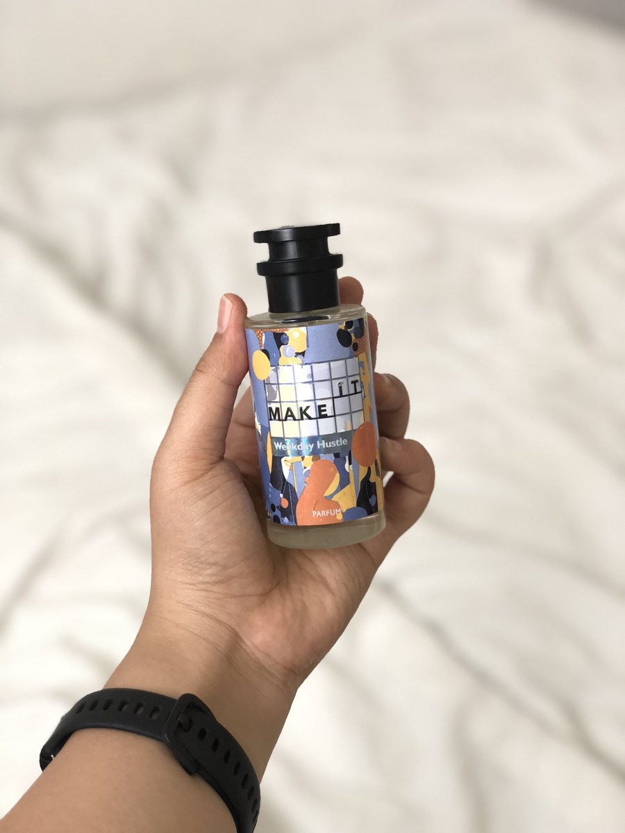Dunia lagi panas panasnya, please I'm begging disimpen dulu parfum vanilla gourmand nyengatnya 😭🙏🏽

Pake perfume yang dominan wangi citrusy aquatic aja kaya punya Make It yang Weekday Hustle ini biar seger &amp; ga bikin yang lain puyeng ✨