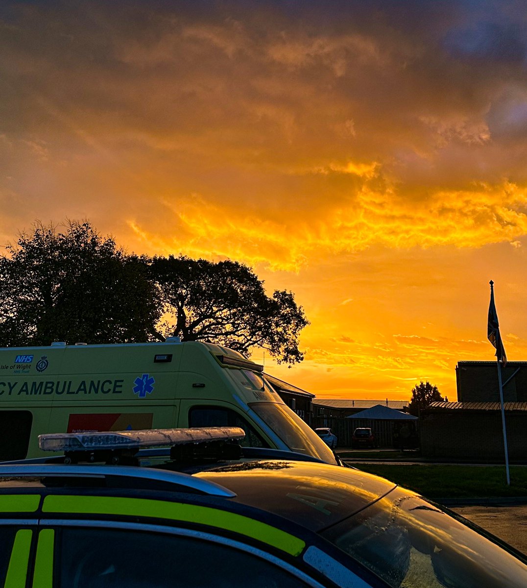 Fiery Friday morning sunrise <a href="/IOWNHS/">Isle of Wight NHS Trust</a> ☀️