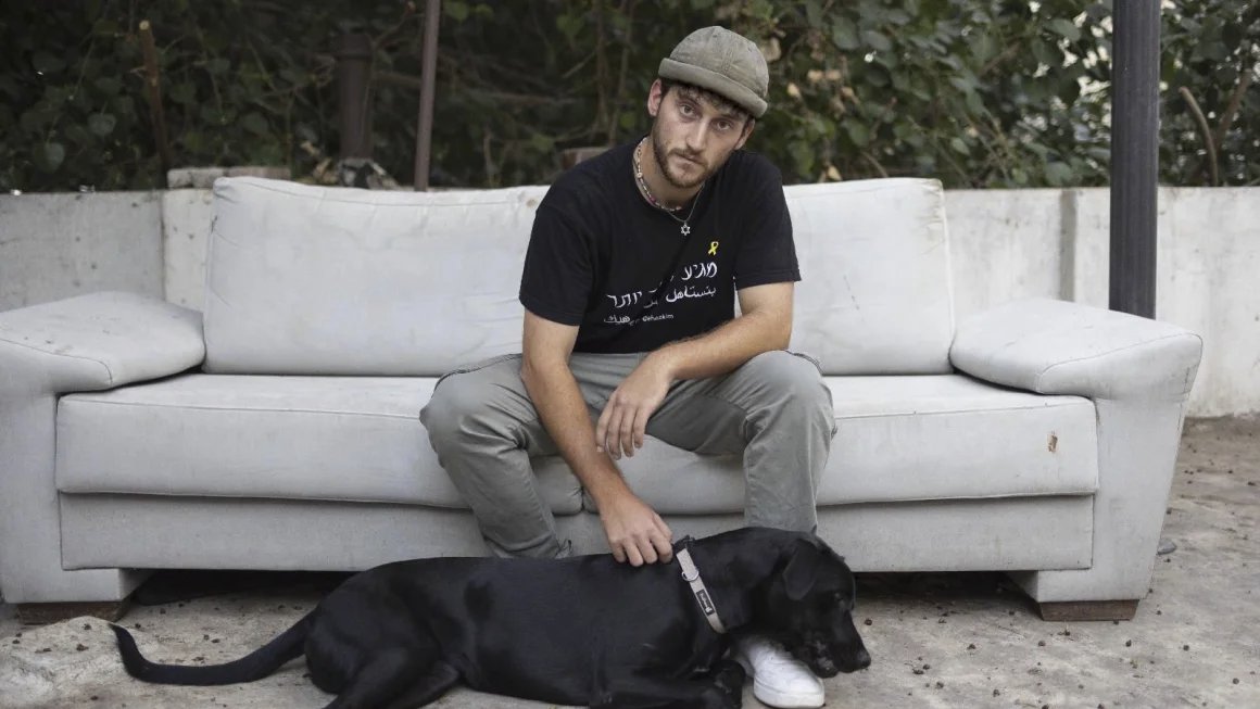 pakco_updates's tweet image. #Oct27 
4. More than 130 #Israeli reservist soldiers refused to fight in #Gaza &amp;amp; #Lebanon @CNN reported. #YotamVilk who served for the IDF for 230 days said he doesn't think #TelAviv is serious about saving the hostages. He said the war isn't moving towards achieving any #peace.