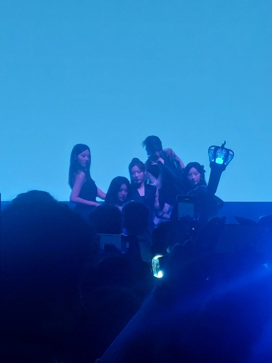 zerosecake's tweet photo. Let's just say I still haven't recovered from the past 2 days it still feels like a dream that I saw Artms live and then the next day they were around a gallery filming content!
#artms #ARTMSinLondon https://t.co/l4eVDrOnXZ