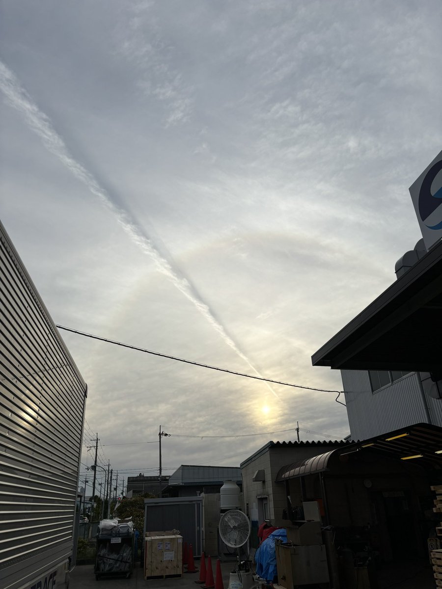 nacchi_EA's tweet photo. 大阪から北西に怪しい雲と虹発見致しました!!
#地震雲
#幻日
#ラテラルアーク https://t.co/rwu2RyKOWf