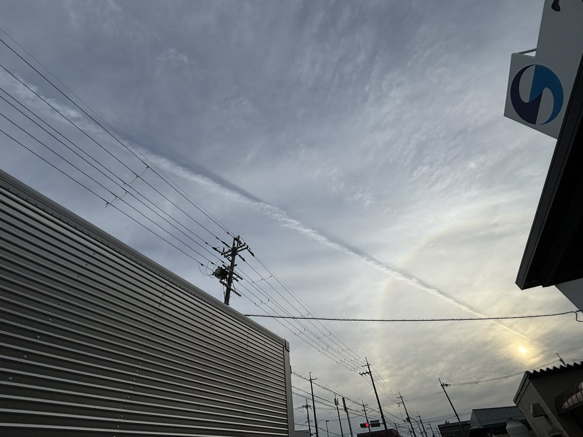 nacchi_EA's tweet photo. 大阪から北西に怪しい雲と虹発見致しました!!
#地震雲
#幻日
#ラテラルアーク https://t.co/rwu2RyKOWf