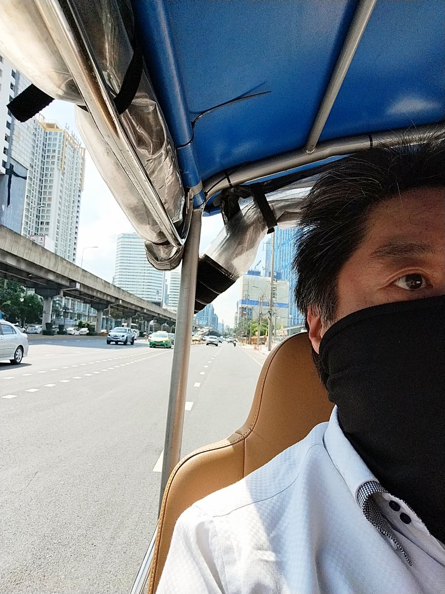 basskid84's tweet photo. トゥクトゥク、滅多に乗らんが荷物有り近距離移動は良いかも。電動とはいえ暑いし乗り心地はアレやけど、アプリで定められた乗り場と降り場指定、決済まで出来たらボッタクリ不能、これは侮れん👍
#muvmi https://t.co/DPy3Tb1oSo