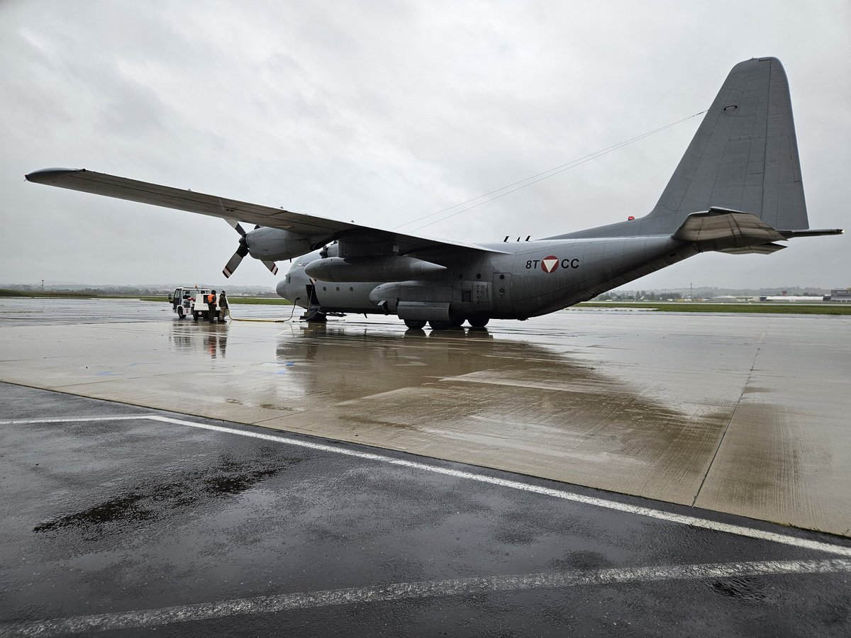 1968Ger's tweet image. Für alle Flugbegeisterten: Heute gibt es um ca. 1130 Uhr einen Überflug mit Landung aller drei C130-Hercules Transportmaschinen am Fliegerhorst Vogler in Hörsching. #Bundeshymne