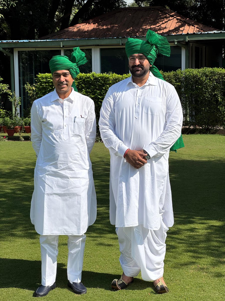 AbhaySChautala's tweet photo. विधानसभा के पहले सत्र में जाने से पहले अज़ीज़ अदित्य देवीलाल और अर्जुन चौटाला ने आशीर्वाद लिया और प्रदेश के किसान, कमेरे और मजदूर वर्ग की आवाज़ को सदैव बुलंद करने का वादा किया।

उन्होंने निश्चय किया कि इस वादे को हर हाल में निभाएंगे और जनहित के मुद्दों पर मजबूती से खड़े रहेंगे। https://t.co/xiLlhfhJnP