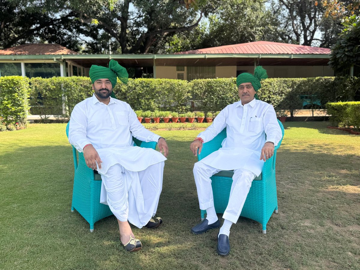 AbhaySChautala's tweet photo. विधानसभा के पहले सत्र में जाने से पहले अज़ीज़ अदित्य देवीलाल और अर्जुन चौटाला ने आशीर्वाद लिया और प्रदेश के किसान, कमेरे और मजदूर वर्ग की आवाज़ को सदैव बुलंद करने का वादा किया।

उन्होंने निश्चय किया कि इस वादे को हर हाल में निभाएंगे और जनहित के मुद्दों पर मजबूती से खड़े रहेंगे। https://t.co/xiLlhfhJnP