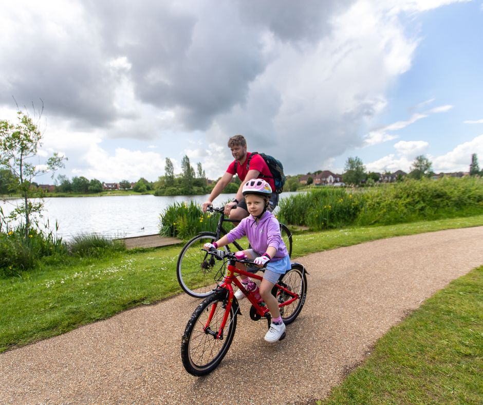 TheParksTrust's tweet photo. There’s lots of exciting events and activities taking place across the parks this October half term 🍂

🎃 Halloween Trail
🍔 @WillenLake Flavour Fest
🚲 Parks &amp; Ride
🌳 Howe Park Wood Open Mornings
🦇 Nature Crafts
🚮Family Litter Pick

View all events ➡️ https://t.co/O5nGdkeJpL https://t.co/R9McYCHYS7