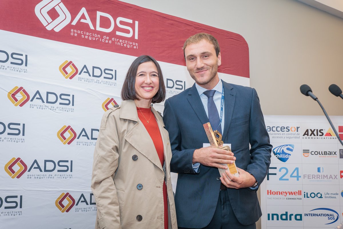 Ahir es van lliurar els Premis <a href="/ADSI_ES/">ADSI</a> 2024 a l'excel·lència acadèmica. Enric Crespí, millor estudiant de la 7a promoció <a href="/GrauSeguretat/">Grau en Seguretat</a>, va rebre un reconeixement entregat per la consellera d'<a href="/interiorcat/">Interior i Seguretat Pública</a>, <a href="/nuriaparlon/">Parlon #apeudecarrer #interioriseguretatpública</a>. 

🤝 Gràcies, <a href="/ADSI_ES/">ADSI</a>, per la col·laboració amb el grau!