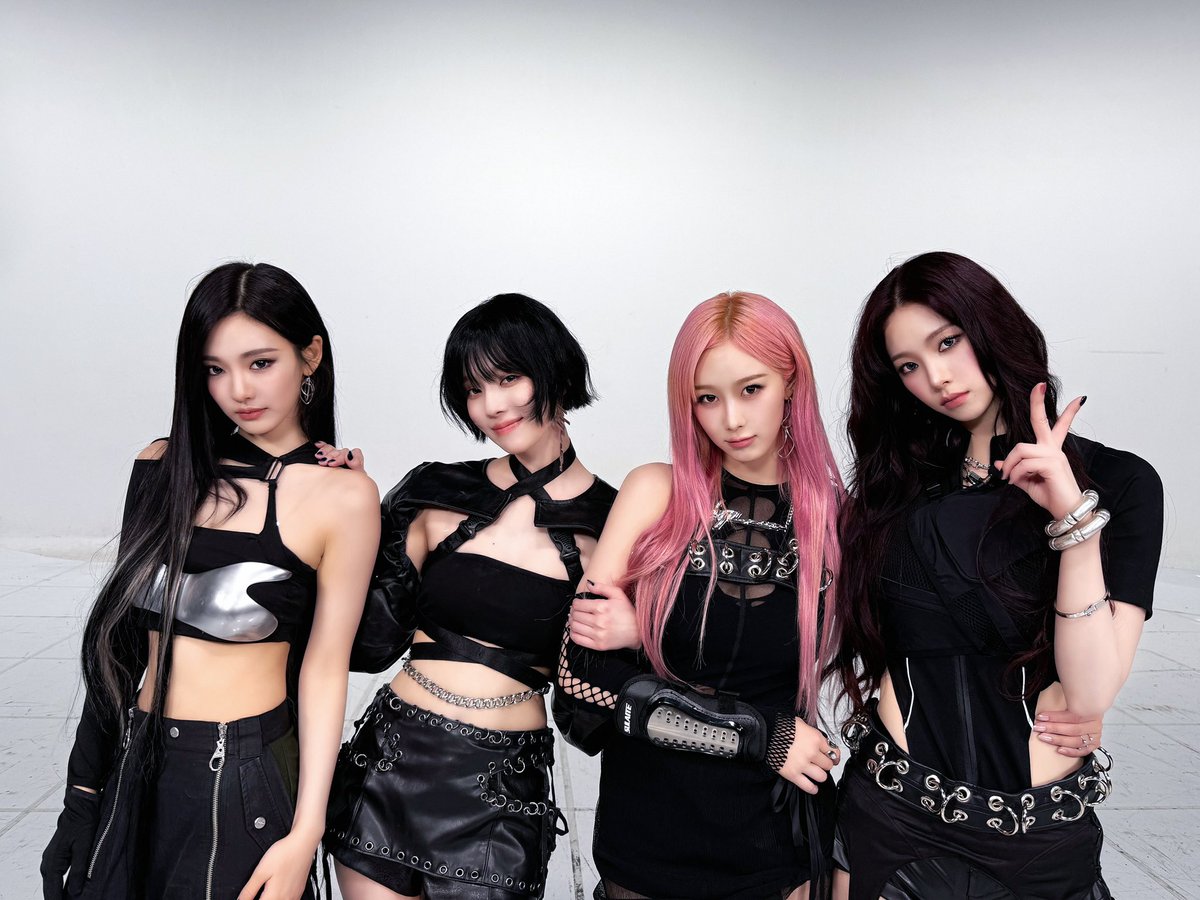 aespa_official's tweet photo. Whiplash 첫 방송 🩶

#aespa #æspa #에스파 
#Whiplash #aespaWhiplash 
#MCOUNTDOWN https://t.co/IE9rl073jP