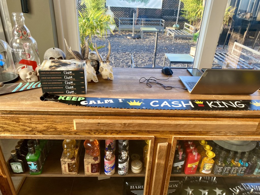 SteviesQuotes's tweet image. ⚡️CIRCA CM bij de barbier 😎. Who needs book stores? #sell #outofthebox ✨🐘🔥