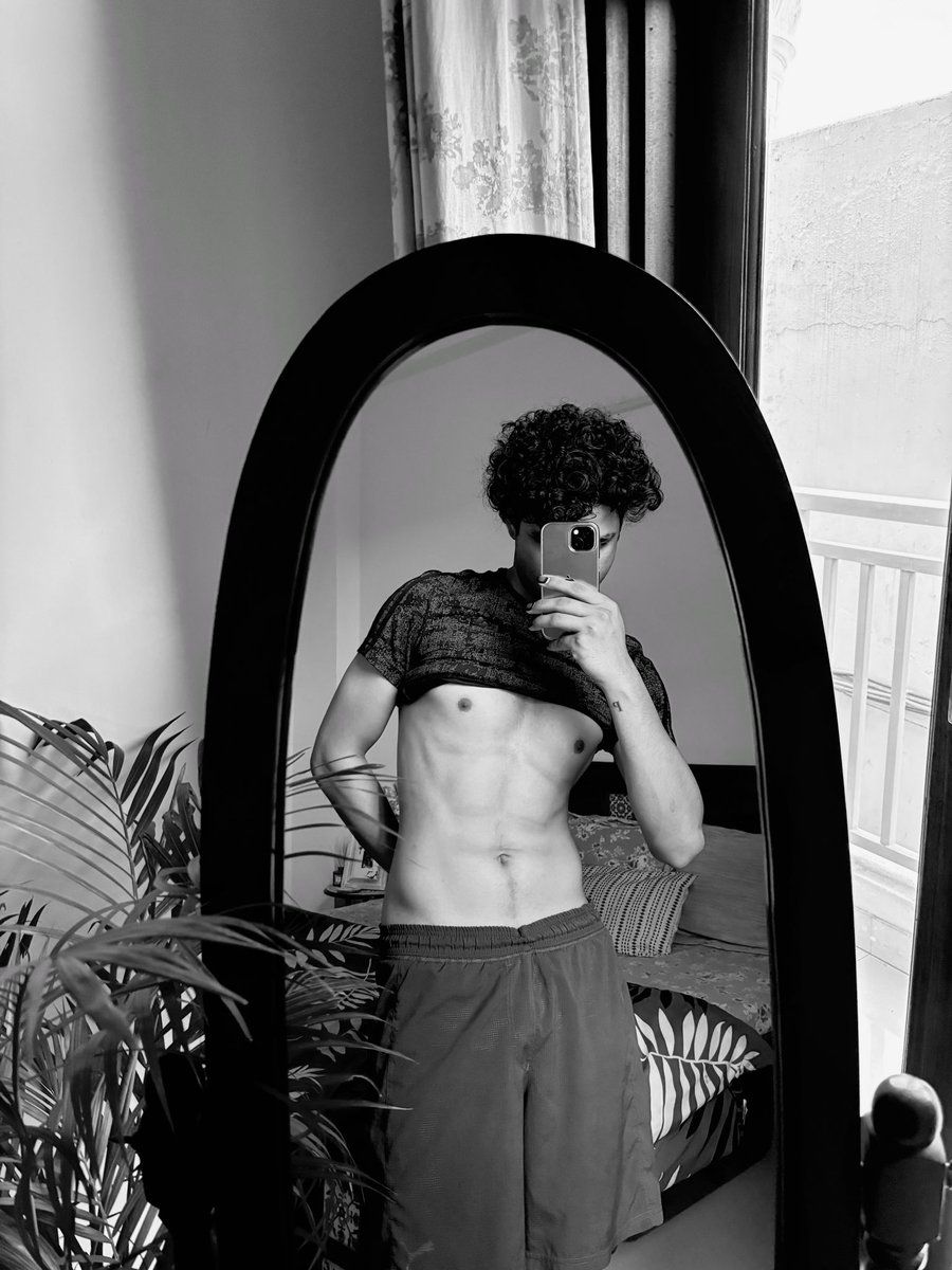 ManavPathak8's tweet photo. Not that bad of a physique for someone who doesn’t go to gym and only does home-workout and morning runs 🏃 https://t.co/Fo3F1DfMkS