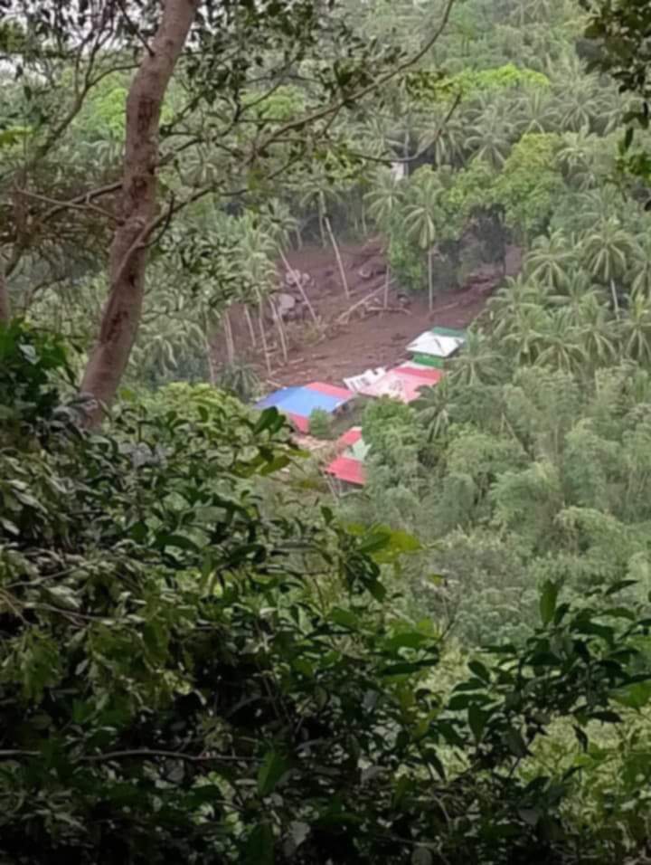 News5PH's tweet photo. Patuloy pa rin ang isinasagawang search ang rescue operation ng mga tauhan ng #PDRRMO Batangas, #LDRRMO Cuenca, at #BFP Cuenca sa 2 pang nawawalang indibidwal dahil sa nangyaring landslide sa Brgy. Don Juan, Cuenca, Batangas ngayong Biyernes, Oct. 25. #News5
๐ท: Roxanne Ricafort https://t.co/BFbXi5YQXW