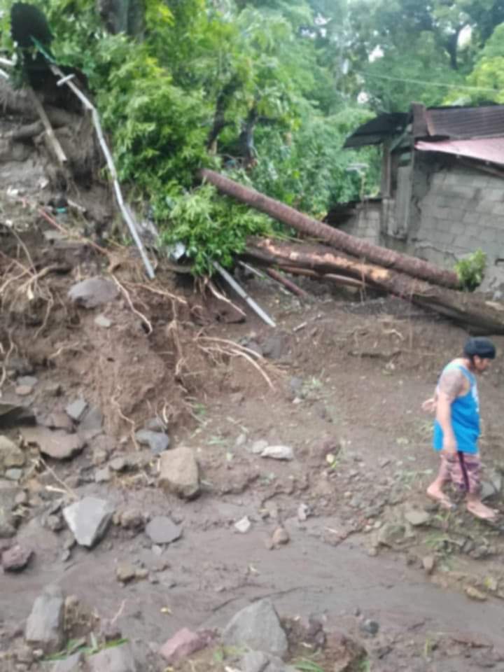 News5PH's tweet photo. Patuloy pa rin ang isinasagawang search ang rescue operation ng mga tauhan ng #PDRRMO Batangas, #LDRRMO Cuenca, at #BFP Cuenca sa 2 pang nawawalang indibidwal dahil sa nangyaring landslide sa Brgy. Don Juan, Cuenca, Batangas ngayong Biyernes, Oct. 25. #News5
๐ท: Roxanne Ricafort https://t.co/BFbXi5YQXW