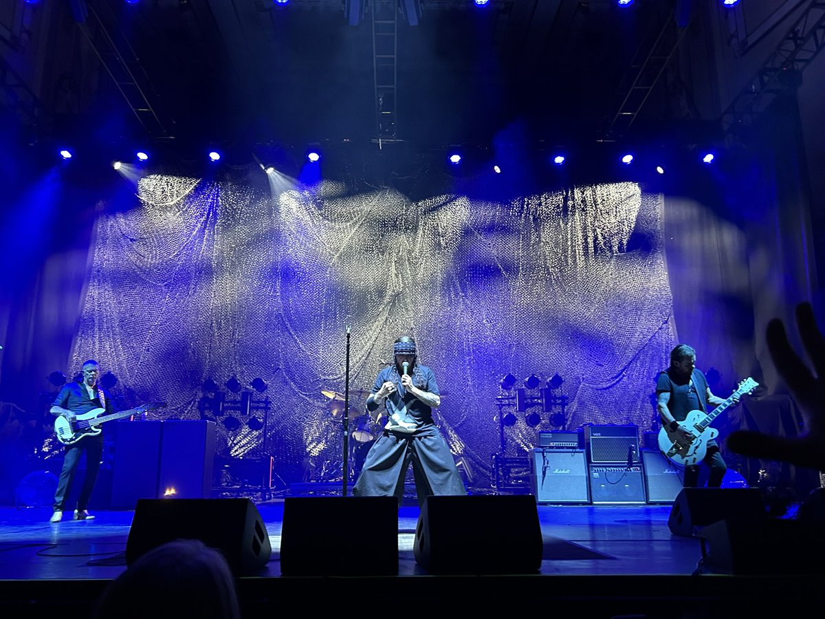 Vickyvsky's tweet photo. @theusherhall 
@officialcult a night of raw rock music - got the weekend off to a moshing start!! #Friday_Motivation #rockmusic 😈🔥🎶🖤 https://t.co/pSbCvIybbG