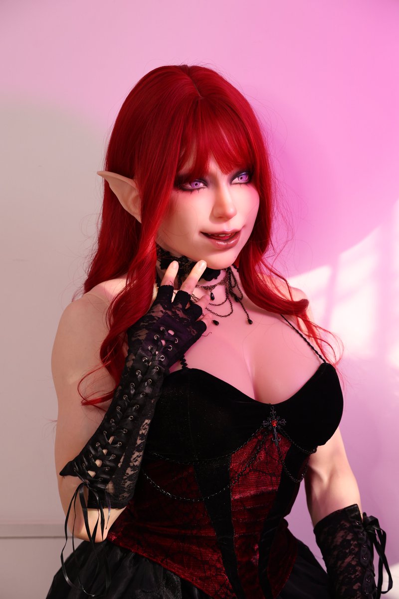 Lilith’s new purple makeup look! 

#Fetizen #Roanyer #femalemask #Lilithmask #Bodysuit #boytogirl