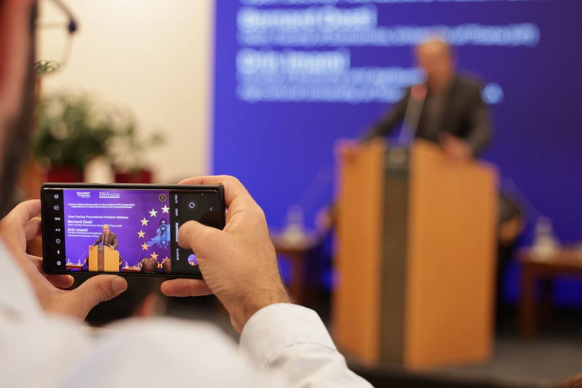OpenSocietyWB's tweet photo. 𝗪𝗵𝗮𝘁 𝗮𝗿𝗲 𝘁𝗵𝗲 𝗶𝗺𝗽𝗹𝗶𝗰𝗮𝘁𝗶𝗼𝗻𝘀 𝗼𝗳 𝗴𝗼𝗼𝗱 𝗴𝗼𝘃𝗲𝗿𝗻𝗮𝗻𝗰𝗲 𝗮𝗻𝗱 𝗰𝗼𝗺𝗽𝗲𝘁𝗶𝘁𝗶𝘃𝗲𝗻𝗲𝘀𝘀 𝗼𝗳 𝘁𝗵𝗲 𝗪𝗲𝘀𝘁𝗲𝗿𝗻 𝗕𝗮𝗹𝗸𝗮𝗻 𝗶𝗻 𝘁𝗵𝗲 𝗰𝗼𝗻𝘁𝗲𝘅𝘁 𝗼𝗳 🇪🇺𝗘𝗨 𝗶𝗻𝘁𝗲𝗴𝗿𝗮𝘁𝗶𝗼𝗻? 

To provide some answers, economics scholars from the Western Balkans, EU, United States, and United Kingdom gathered in Tirana for the International Conference organized by @OpenSocietyWB in close collaboration with Development Solutions Associate (DSA). ⬇️