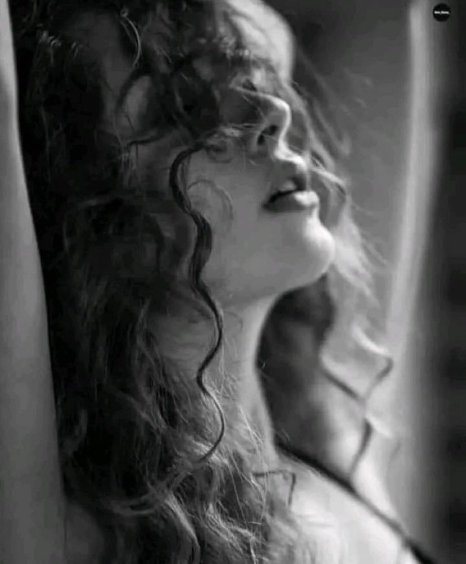 Estas ganas de saberte,
de que me cobijen tus brazos.
De dormirme abrazada
en el susurrar de tus labios.

Estas ganas de ti,
que me queman,
que me abrasan y me hielan.
Estas ganas de tus labios
de tu boca de tus besos.

Te amo una vida entera,
una eternidad,
un suspiro.

#GPoesía