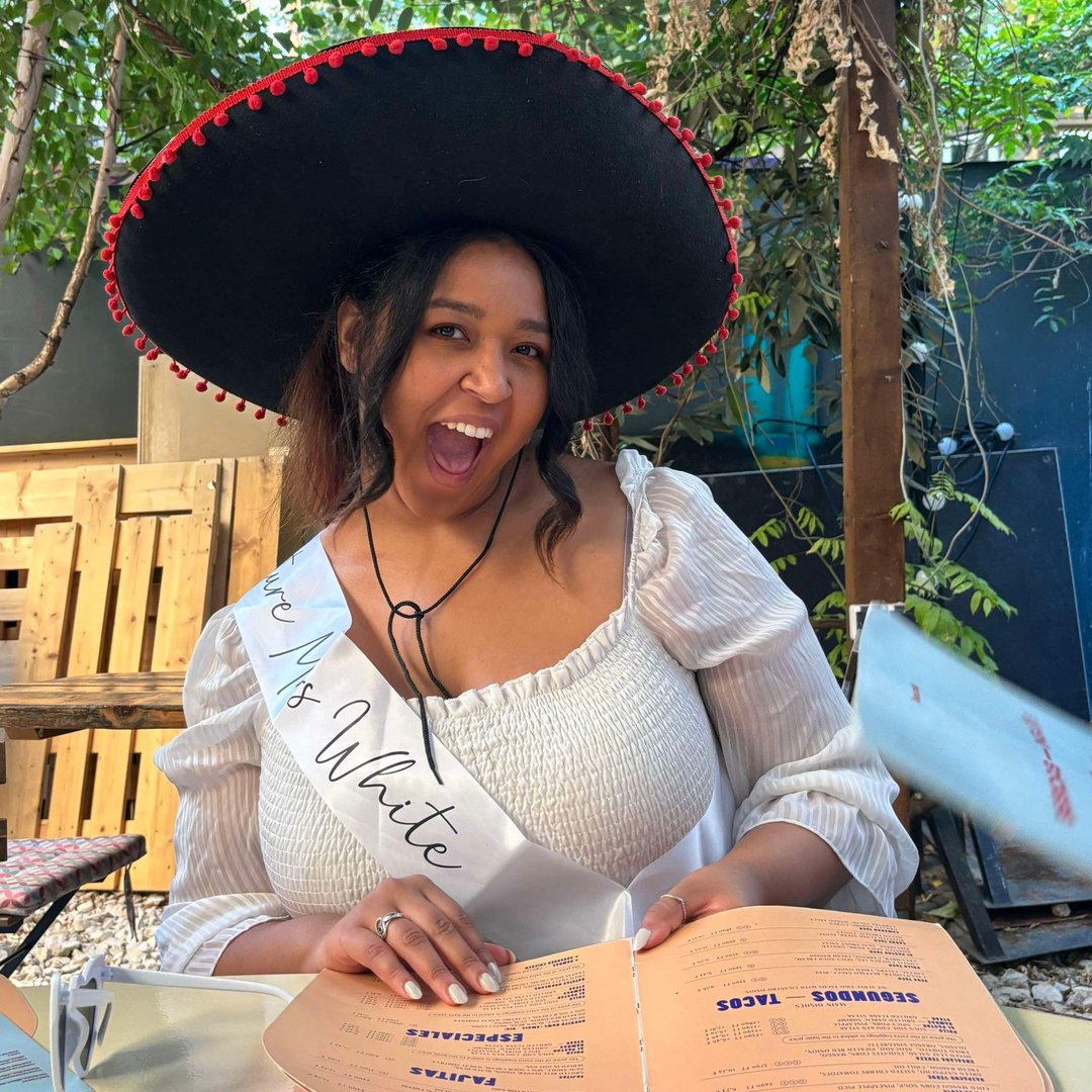 When Miss Solomon becomes Mrs White 👰🏽 🍾

HUGE congratulations to our lovely Senior Marketing Executive and superstar Photographer on her wedding day! 💍

#WeddingBells #WeddingDay #Bride #MrsWhite #Marketing #Inhouse #AgencyLife