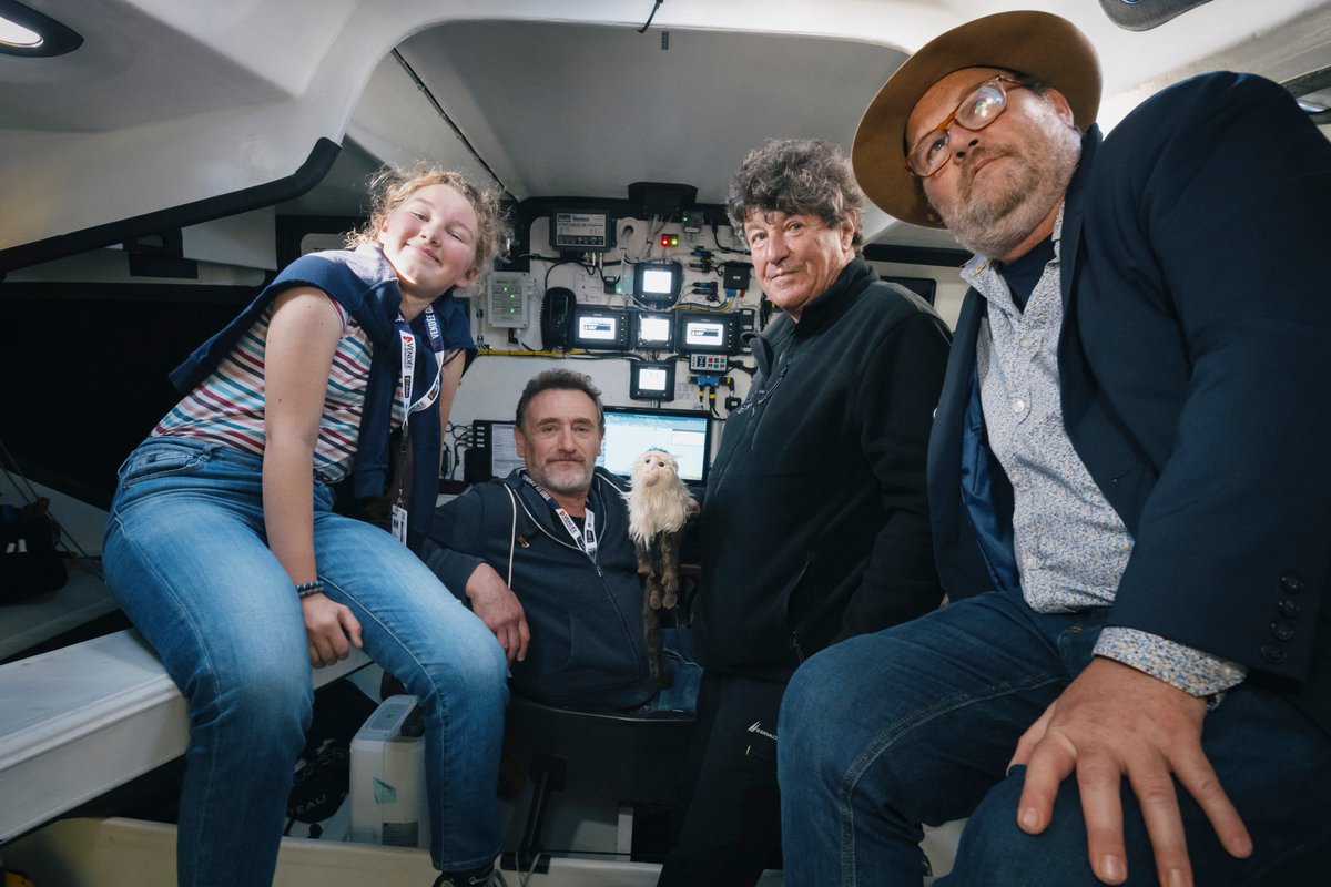 *𝐋𝐚 𝐯𝐚𝐥𝐥𝐞́𝐞 𝐝𝐞𝐬 𝐟𝐨𝐮𝐬* au Village du Vendée Globe !

À l’occasion de l’avant-première du film 𝐋𝐚 𝐯𝐚𝐥𝐥𝐞́𝐞 𝐝𝐞𝐬 𝐟𝐨𝐮𝐬 aux Sables-d’Olonne, les acteurs <a href="/JPRouve/">Jean-Paul Rouve</a> et Madeleine Beauvois, accompagnés du réalisateur Xavier Beauvois, ont eu l'opportunité de