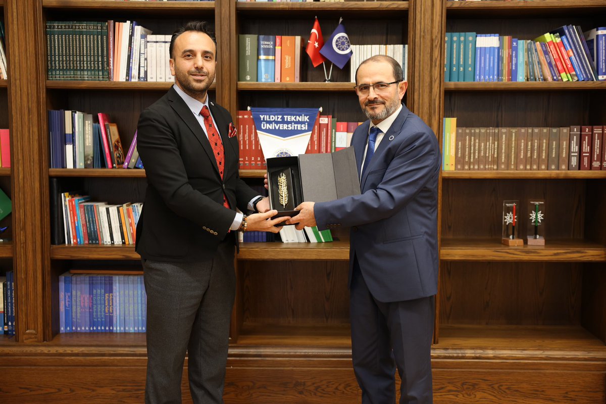 _ytumed's tweet photo. Yıldız Teknik Üniversitesi Mezunlar Derneği olarak Sayın Rektörümüz Prof. Dr. Eyüp Debik’i ziyaret ettik.🙏🏻
Sayın Rektörümüze yeni görevinde başarılar dileriz.💫
#ytumed #ytü https://t.co/8kh1wqCS46