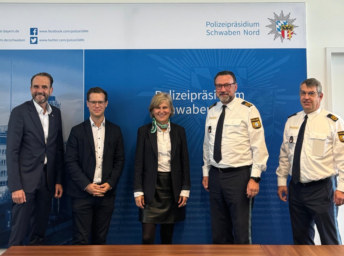 Simone Strohmayr (@strohmayrs) on Twitter photo Zu Besuch bei der <a href="/polizeiSWN/">Polizei Schwaben Nord</a> mit SPD-Stadtrat Frederik Hintermayr. Im Gespräch mit dem Polizeipräsidenten Martin Wilhelm und seinen Kollegen stand v.a. die Gewalt an Polizisten im Fokus. Danke an alle, die jeden Tag für unsere Sicherheit sorgen! #Bayern #Politik #Polizei Zu Besuch bei der <a href="/polizeiSWN/">Polizei Schwaben Nord</a> mit SPD-Stadtrat Frederik Hintermayr. Im Gespräch mit dem Polizeipräsidenten Martin Wilhelm und seinen Kollegen stand v.a. die Gewalt an Polizisten im Fokus. Danke an alle, die jeden Tag für unsere Sicherheit sorgen! #Bayern #Politik #Polizei