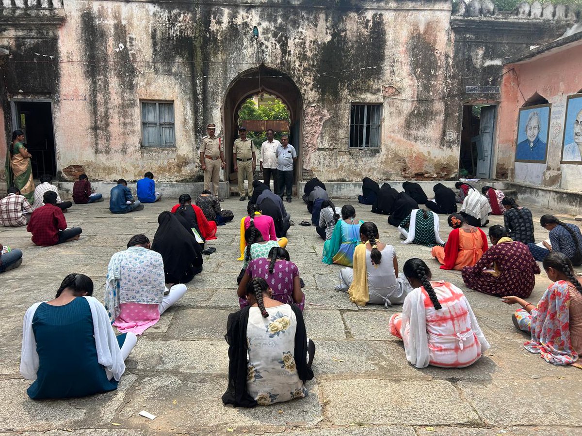 SPNARAYANPET's tweet photo. #SP_YogeshGoutam_IPS. said that an #Essay_writing competition test was conducted for #Students in colleges and schools in #Narayanapet_district in honor of the #commemoration of #Police martyrs. https://t.co/I3Dmy4BgQE