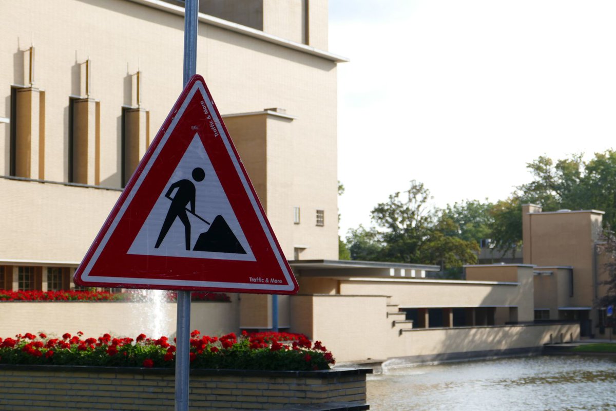 Een deel vd Minckelersstraat krijgt nieuw asfalt. Daarom wordt het kruispunt Minckelersstraat tussen de Kamerlingh Onnesweg en de Adelaarstraat op 28-10 vanaf 17 u tot 29-10 01.00 u afgesloten. Omleiding: via de A. Fokkerweg en A. Philipsweg. Meer info op hilversum.nl/wegwerkzaamhed….