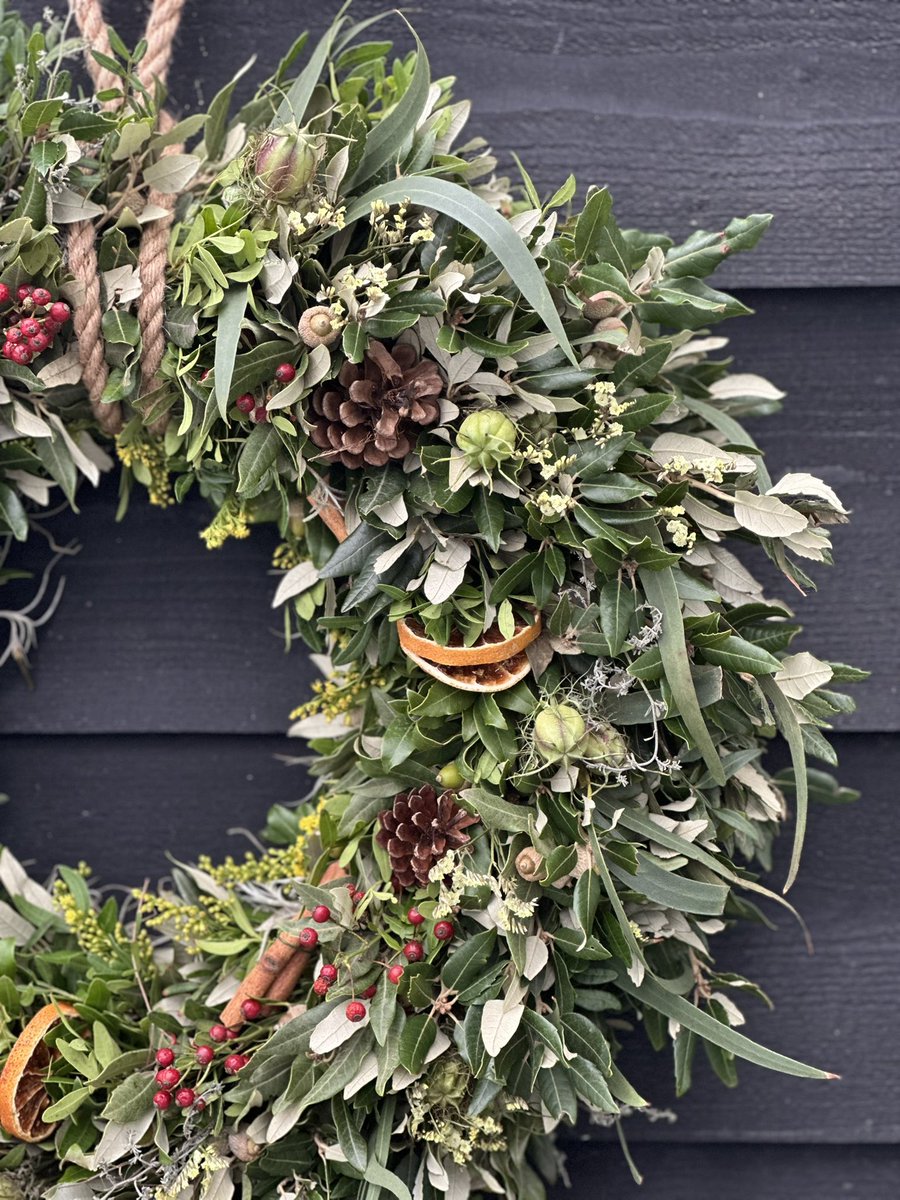 batamigo's tweet image. Iemand nog een mooie krans voor zichzelf of cadeau? Hij kan vandaag nog verzonden. Ik wil hem wel kwijt. Ipv 42,59€ nu 35€
Gisteren gemaakt.🍂🍂 #krans #tekoop