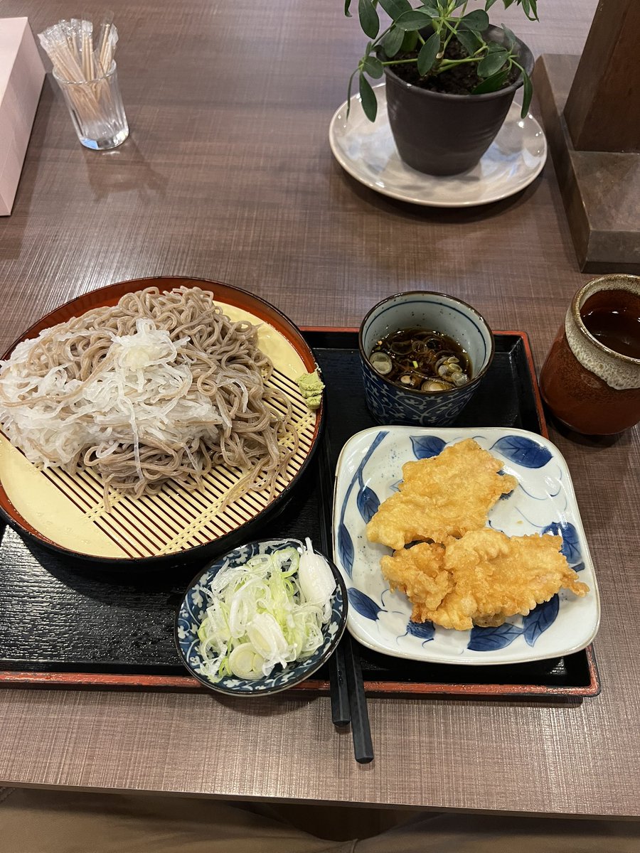 yusukeinoguchi's tweet photo. 正しいとり天ぷら蕎麦の食べ方
いただきます
ごちそうさま https://t.co/V5aPiobkCJ