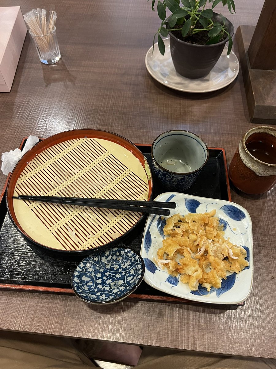 yusukeinoguchi's tweet photo. 正しいとり天ぷら蕎麦の食べ方
いただきます
ごちそうさま https://t.co/V5aPiobkCJ
