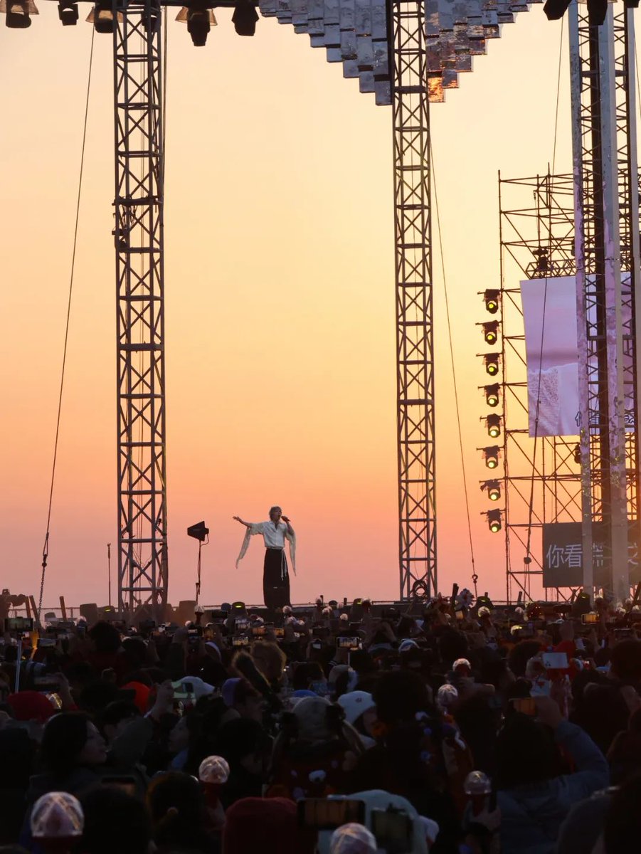The world's first sunrise concert.
May we all be born to the sun.