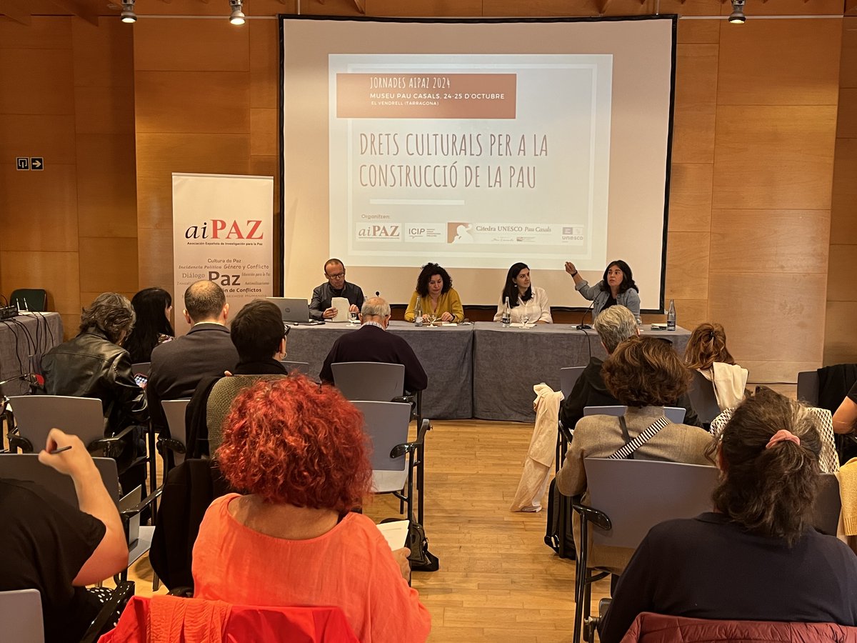 En la siguiente mesa de la mañana reflexionaremos sobre "Patrimonio Cultural y Memoria. Espacios y lugares de Memoria" junto a Iratxe Momoito, directora del @museodelapaz; Silvia Plana, de <a href="/ICIPeace/">ICIP</a> y Josep Font, de <a href="/catmemoria/">Memorial Democràtic</a>; moderadas por Maider Maraña, directora de <a href="/baketik/">baketik</a>