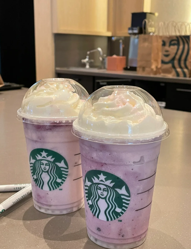 LassLollipop's tweet photo. これは今まで飲んだ中で最高のフラペチーノです！ https://t.co/x6pGCm2SgM