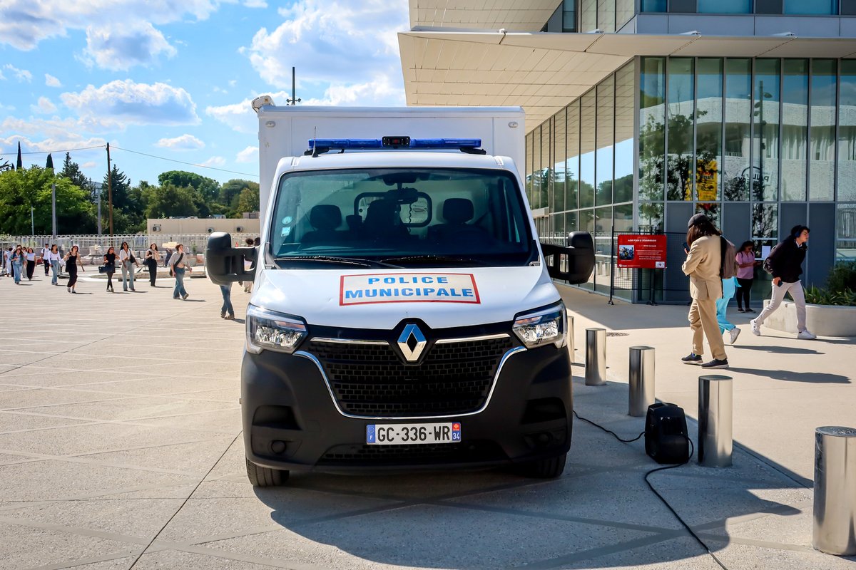 PMMontpellier's tweet photo. 🚐 Cette semaine, le PC Mobile de la Police Municipale est venu à votre rencontre :
📍 Lundi à #PortMarianne
📍 Mardi aux #Arceaux
📍 Mercredi à #Estanove
📍 Jeudi à #Tastavin
➡️ Aujourd'hui à #Comédie, de 08h à 13h
👮♂️ À votre écoute ! https://t.co/Eo8QjMRgqN