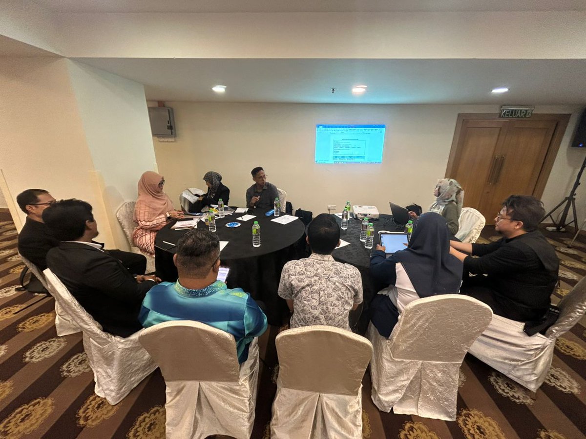 CASKT_JKR's tweet photo. 24-25/10/2024- Bengkel Penyediaan Dokumen-Dokumen berkaitan Pelaksanaan Social Impact Assessment (SIA) bagi Projek-projek JKR Malaysia bertempat di Bangi Resort Hotel yang dihadiri oleh Pengarah CASKT, pegawai-pegawai dari CASKT, PLANMalaysia dan KKR.
#casktjkr
#JKRMalaysia https://t.co/R4qmkh4jzN