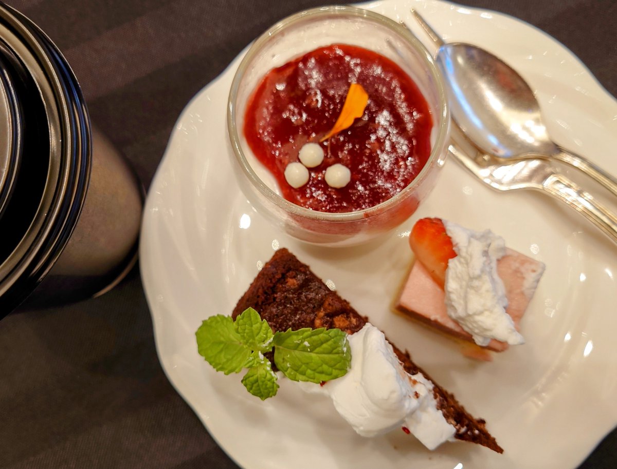 F_Semi_reskillC's tweet image. ヒルトン福岡シーホークホテルで昨日と今日開催の #SWTest でいただいたランチビュッフェ、デザートのパンナコッタがミルク感たっぷりでとろける美味しさが絶品でした✨ ！ごちそうさまでした😋
#リスキももちだより #福岡半導体リスキリングセンター