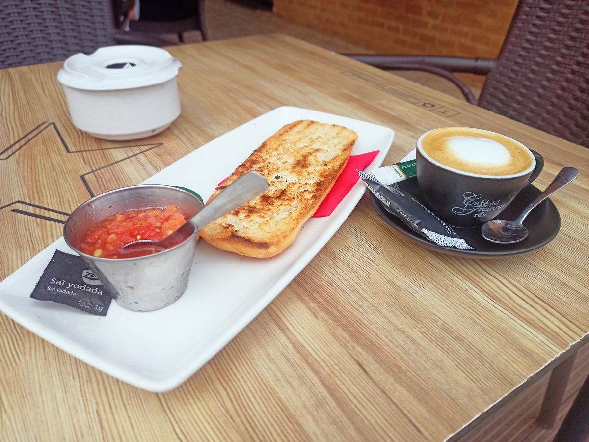 pordondemeda's tweet image. He dejado a #Apolo en el hotel canino, no en el de siempre porque está de vacaciones, y meh... No me convence mucho el nuevo, pero es lo que hay de momento, segundo café y ahora sí #Tostada, y me voy a casa a hacer la maleta y dejar todo recogido.