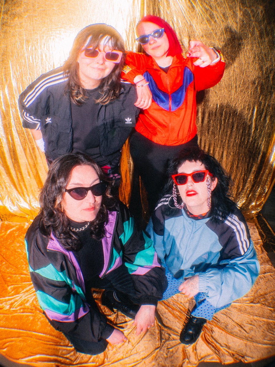 Problem Patterns (@probpatterns) on Twitter photo 🎉BLOUSE CLUBLAND🎉
Massive thanks to everyone involved & <a href="/ilovealcopop/">Alcopop! Records</a> for letting us be so so weird and silly
Blast this into your ears (at a safe volume) and get that major Friday feeeling going yeoooo
open.spotify.com/album/3ppk5BpO… 🎉BLOUSE CLUBLAND🎉
Massive thanks to everyone involved & <a href="/ilovealcopop/">Alcopop! Records</a> for letting us be so so weird and silly
Blast this into your ears (at a safe volume) and get that major Friday feeeling going yeoooo
open.spotify.com/album/3ppk5BpO…