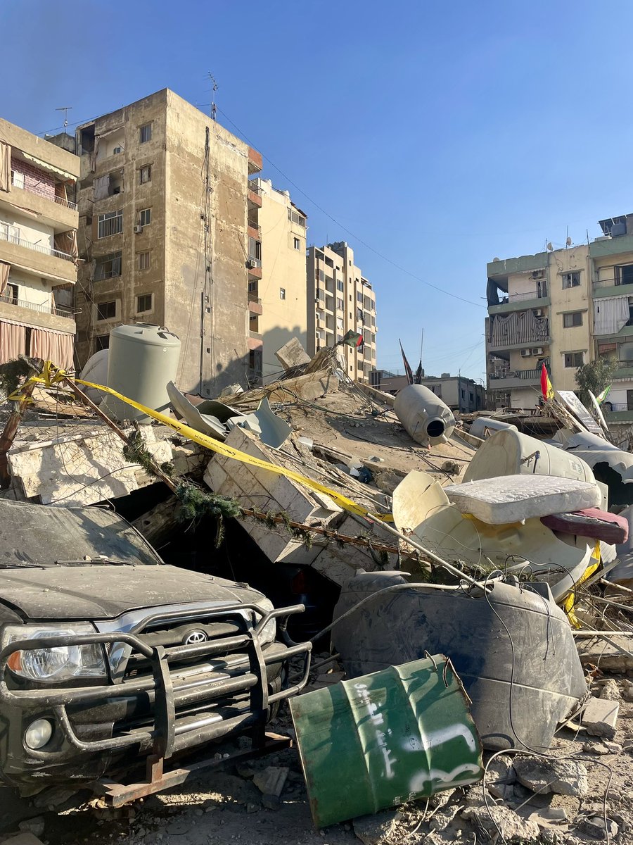 NoePgnd's tweet image. ✍️🇱🇧 Que faire lorsqu’on a plus que quelques minutes pour faire son sac et s’enfuir, avant que son immeuble ne soit bombardé ?

Un quart du Liban est soumis aux ordres d’évacuation de l’armée israélienne. À la terreur des frappes s’ajoute la psychose.

Reportage aujourd’hui dans…