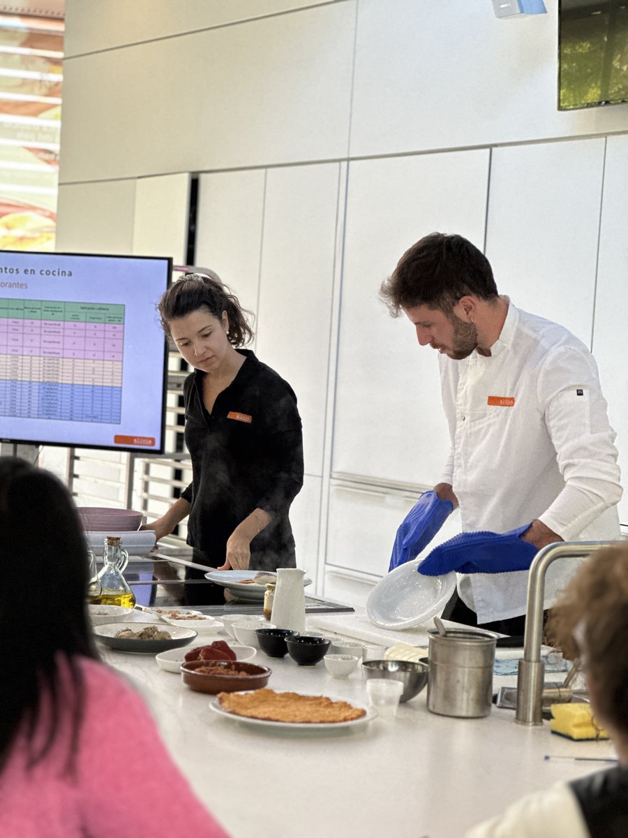 FundacioAlicia's tweet photo. Sobre la sessió d'ahir: alimentació terapèutica 🍏 i com la cuina pot ser una fantàstica eina per a les persones amb diabetis. Organitzat per @hospitalclinic Gràcies a tots els que heu assistit i heu participat activament!
#diabetis #educacióterapèutica #cuinasaludable https://t.co/tRzKoIZktF