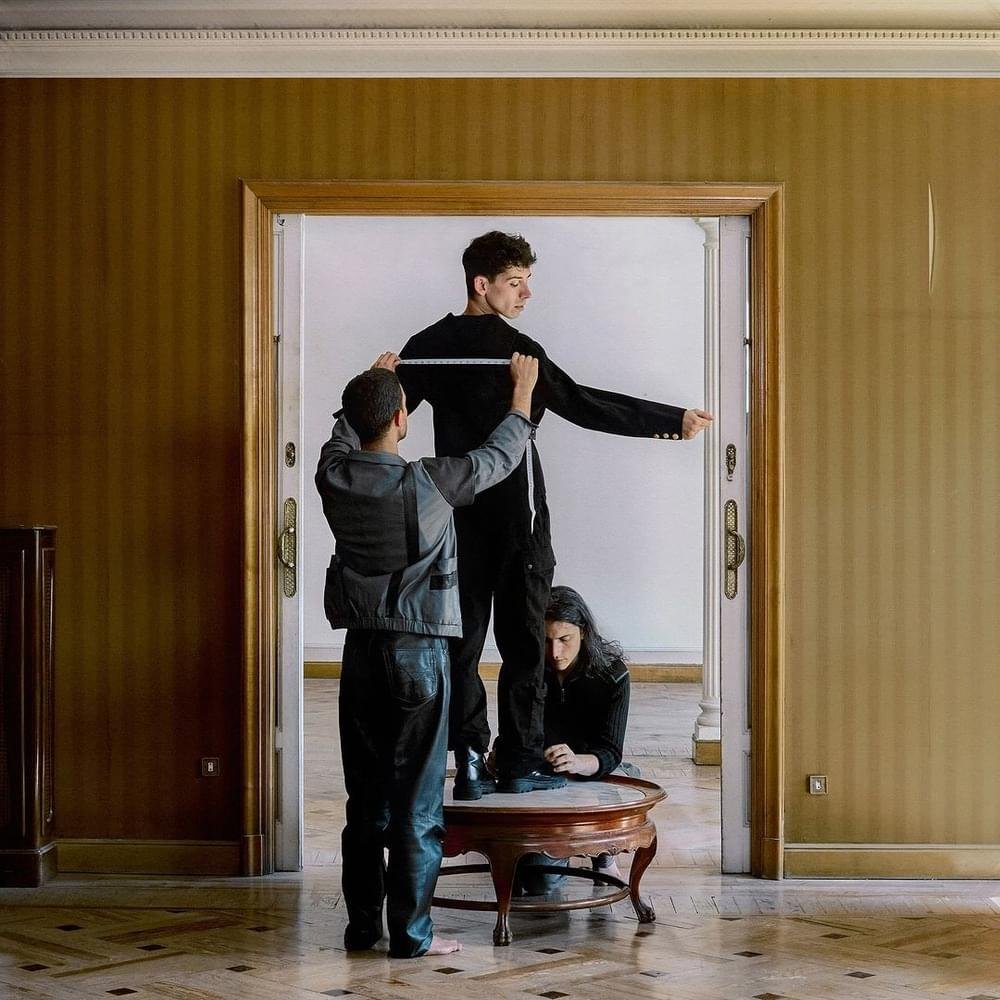 Sacad tiempo de donde sea para escuchar los discos debut de Judeline y Caracazador que han salido hoy. La atmósfera, las letras y la producción de ambos son de un gusto y de una entidad artística que te transportan a unos rincones sensoriales preciosos.