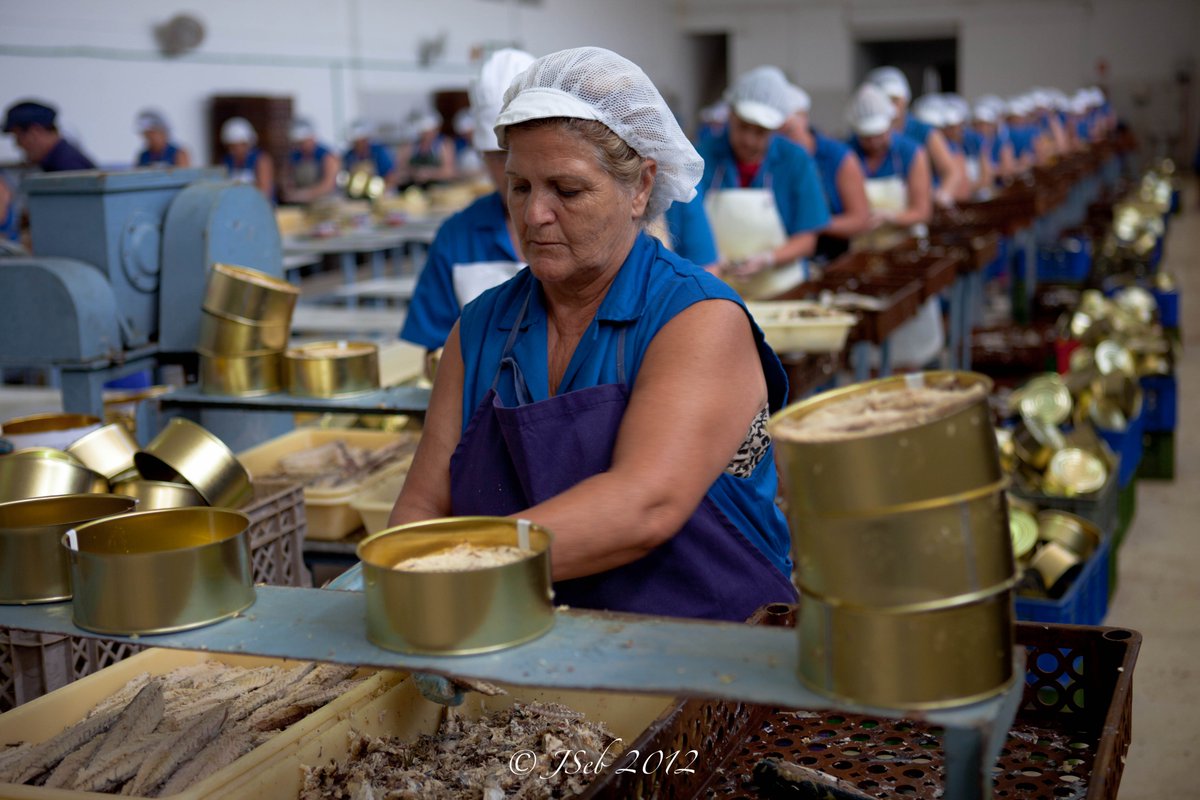 🐟Gracias a rigurosos controles, garantizamos la calidad e identidad de nuestros productos, elaborados con métodos artesanales que conservan las propiedades naturales del pescado.

Con más de un siglo de tradición, mantenemos un proceso de elaboración totalmente tradicional.
