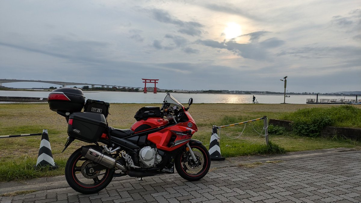 polder100's tweet photo. 《浜松海浜公園》と夕日🌅
#SUZUKI
#GSX650F
#浜名湖
#浜松海浜公園
#夕焼け https://t.co/nFEfVgTorl