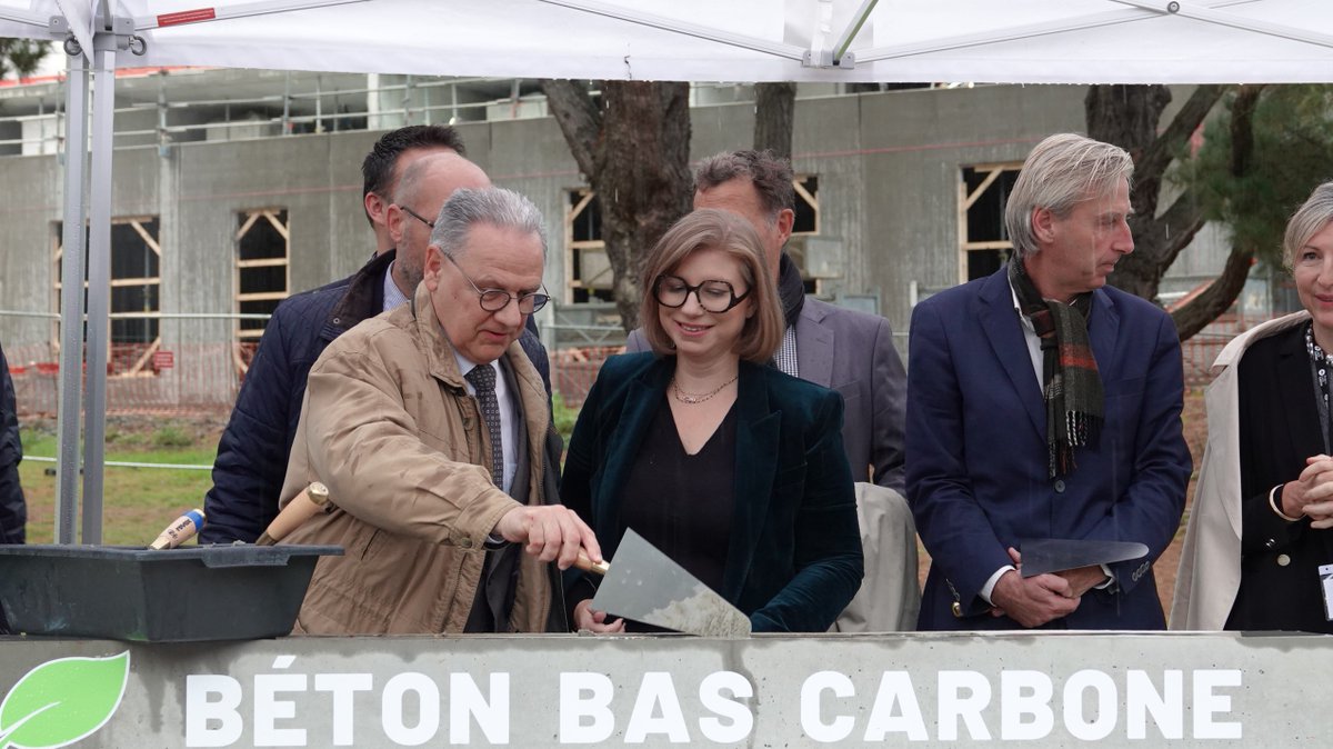 Ce matin le Préfet lançait la construction de trois nouvelles résidences universitaires sur le campus de Belle-Beille à #Angers, aux côtés de JBehre_Robinson, présidente d'<a href="/ALH_49/">Angers Loire habitat</a>

Ce seront 600 logements supplémentaires qui seront à destination des étudiants pour la rentrée 2025