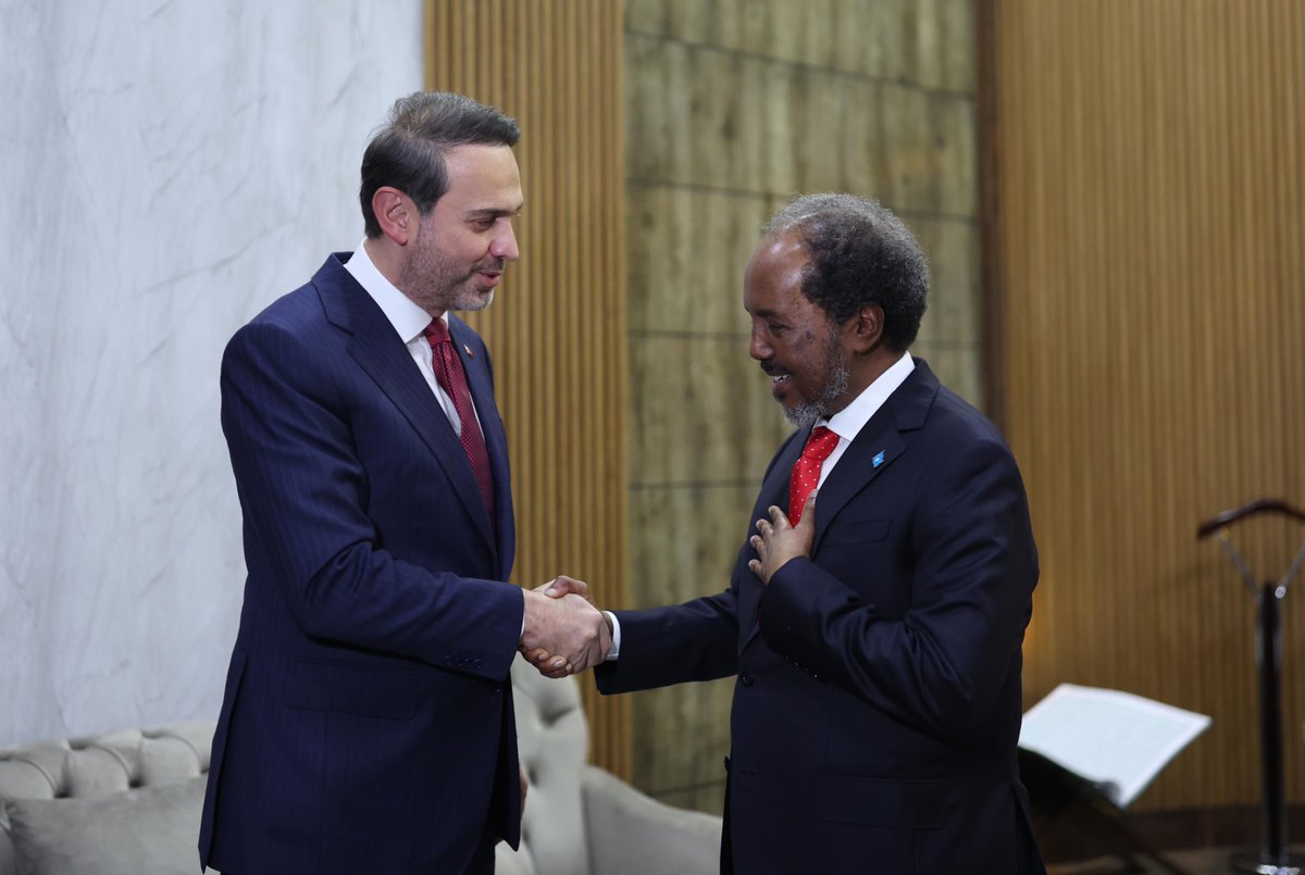 aBayraktar1's tweet photo. Mogadişu’da Somali Cumhurbaşkanı Sayın Hasan Şeyh Mahmud tarafından kabul edildik.

Cumhurbaşkanımız Sayın @RTErdogan’ın 2011 yılında gerçekleştirdiği Somali ziyareti sonrası ivme kazanan iki ülke ilişkileri, Oruç Reis Gemimizin faaliyetlerine başlamasıyla yeni bir döneme giriyor. İlişkilerimizde ikinci bir milat niteliği taşıyan bu anlaşmanın bundan sonraki iş birliklerimizin de önünü açacağına inanıyorum.