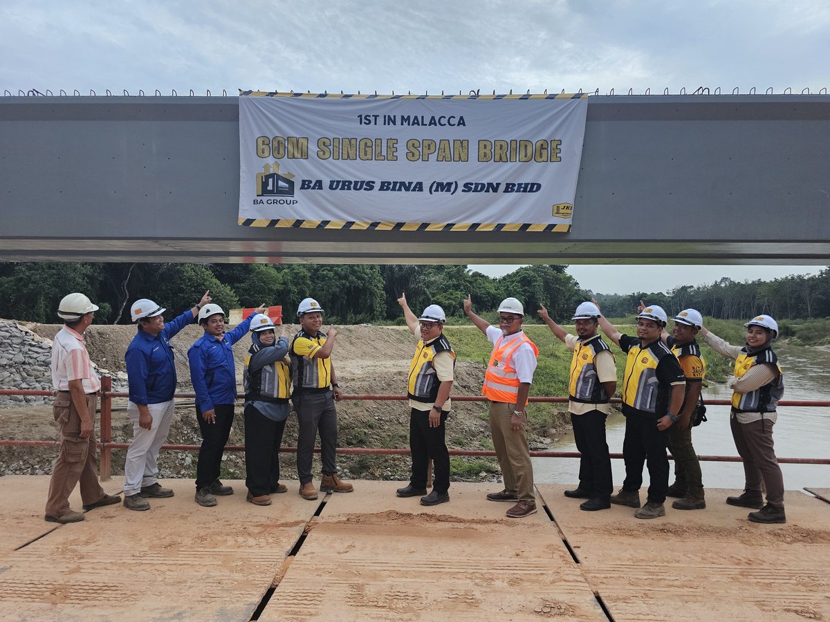 Pengarah Kerja Raya Melaka Tuan Ir. Hj. Mohamad Salzeli bin Moktar petang ini hadir menyaksikan Pemasangan Jambatan Struktur UHPC 'Beam 60 Meter Single Span' di Projek Membina Jalan Baru Dari Persimpangan Rim (M27) ke Persimpangan Kg. Ulu Jasin (M2) Daerah Jasin.