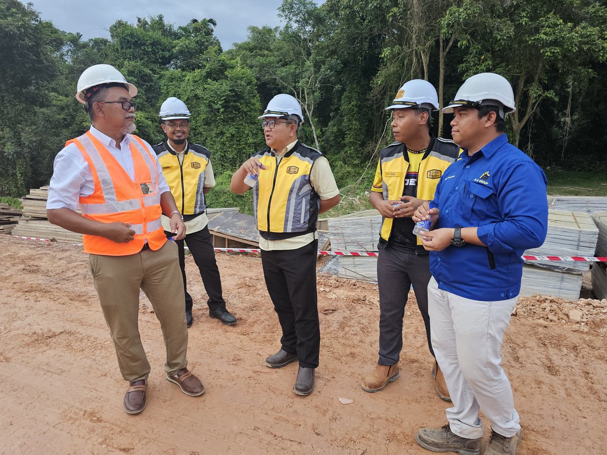 JKRMelaka's tweet photo. Pengarah Kerja Raya Melaka Tuan Ir. Hj. Mohamad Salzeli bin Moktar petang ini hadir menyaksikan Pemasangan Jambatan Struktur UHPC 'Beam 60 Meter Single Span' di Projek Membina Jalan Baru Dari Persimpangan Rim (M27) ke Persimpangan Kg. Ulu Jasin (M2) Daerah Jasin. https://t.co/kBY0HQHRr1