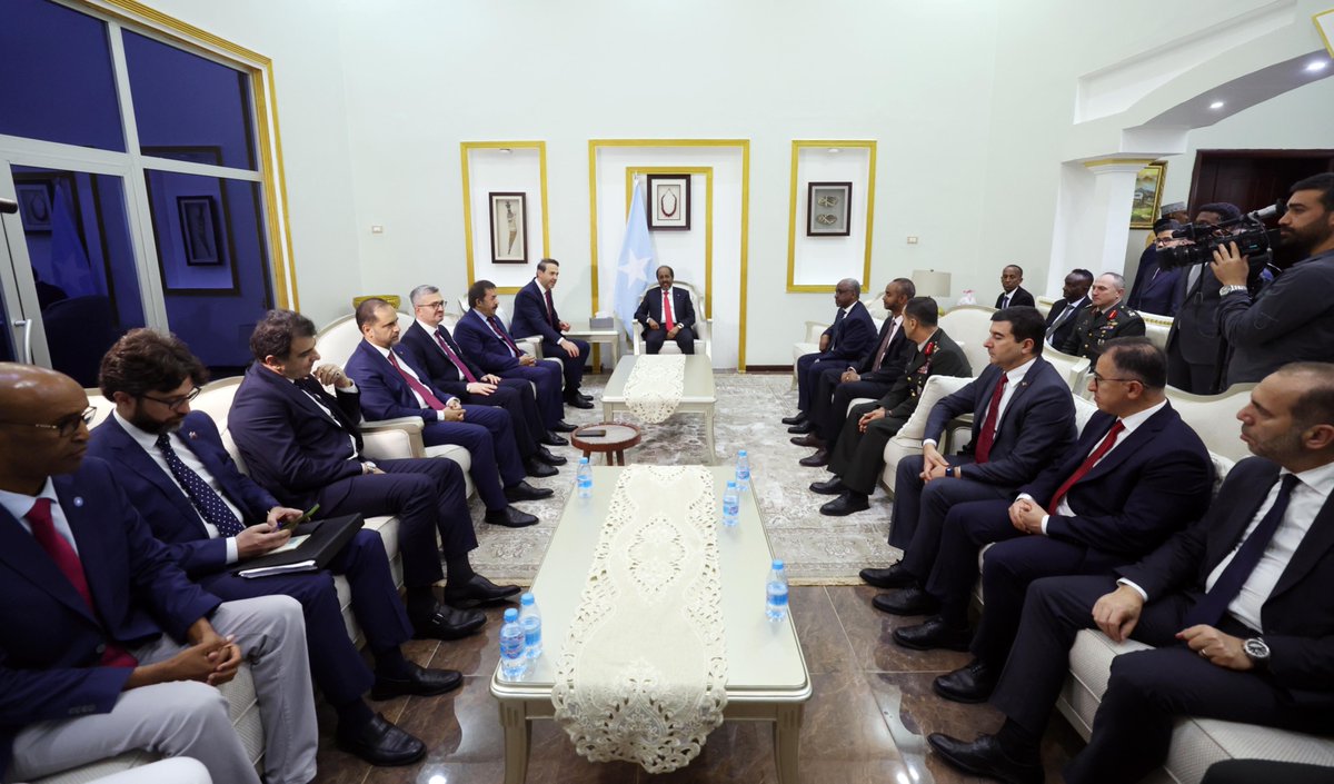 aBayraktar1's tweet photo. Mogadişu’da Somali Cumhurbaşkanı Sayın Hasan Şeyh Mahmud tarafından kabul edildik.

Cumhurbaşkanımız Sayın @RTErdogan’ın 2011 yılında gerçekleştirdiği Somali ziyareti sonrası ivme kazanan iki ülke ilişkileri, Oruç Reis Gemimizin faaliyetlerine başlamasıyla yeni bir döneme giriyor. İlişkilerimizde ikinci bir milat niteliği taşıyan bu anlaşmanın bundan sonraki iş birliklerimizin de önünü açacağına inanıyorum.