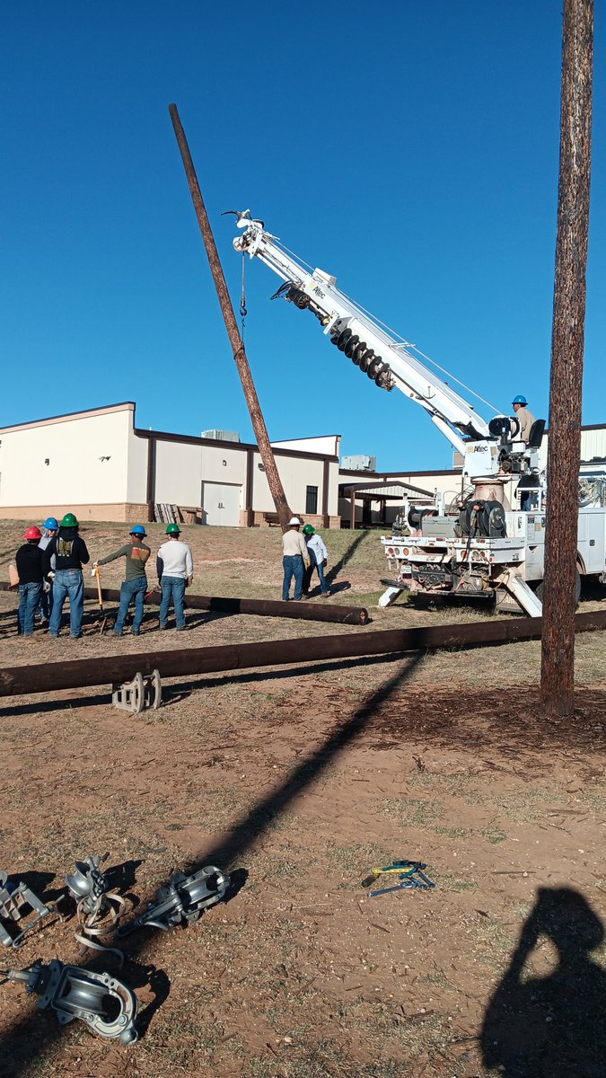 WTCcampusnews's tweet image. ⚡️ Watch our Electric Lineworker students in action as they change out poles with a helping hand from Big Country Electric Cooperative yesterday! 💪 Teamwork, skill, and power in action. 🔧👷‍♂️ #FutureLineworkers #HandsOnLearning #PoweringUp #WesternTexasCollege #GoWesterners